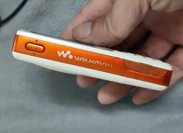 翻出十八年前的索爱W800手机，Walkman音质远超如今安卓