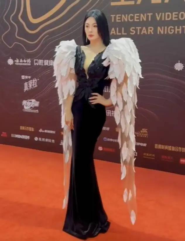 女星穿衣，出糗和惊艳，就在一念间，2023贾玲和高叶等女星验证了