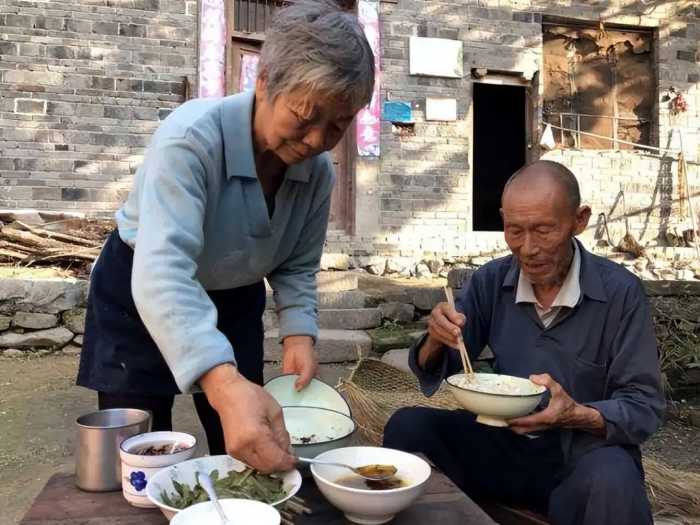 人到70岁，最好开启“低欲生活”，不做五事，晚年才能安享福报