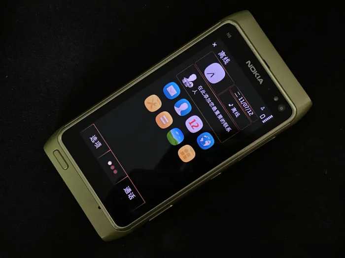 回头看看N8这部颠覆诺基亚设计的手机，Symbian3系统在挣扎中前行