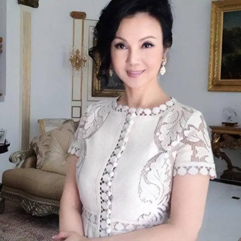 她是小婉君,嫁豪门生5子后丈夫爱上王祖贤,婆婆霸气给出4亿离婚费