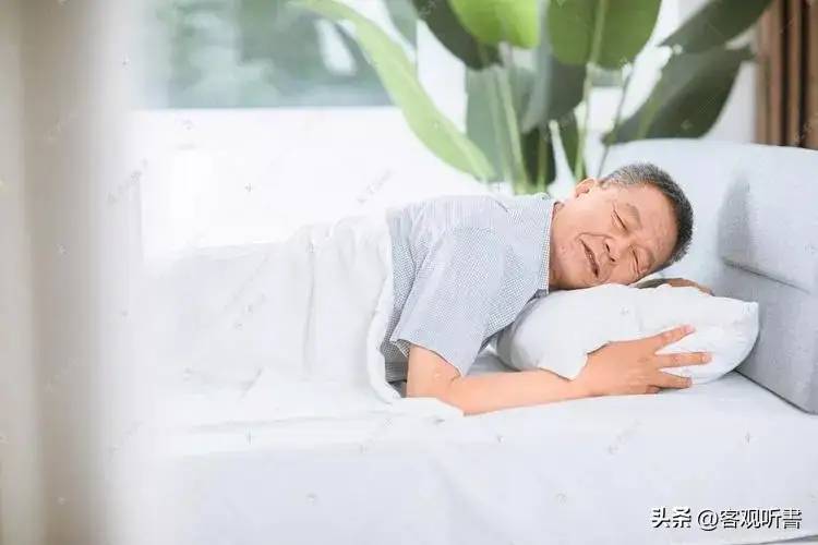 “8小时睡眠论”是错的？65岁以后，每天睡多久好？告诉你答案