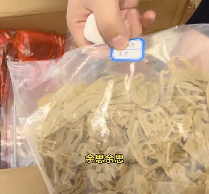 尔滨，活该你火，东北大哥邀请穷游小土豆回家取暖，最后破防了