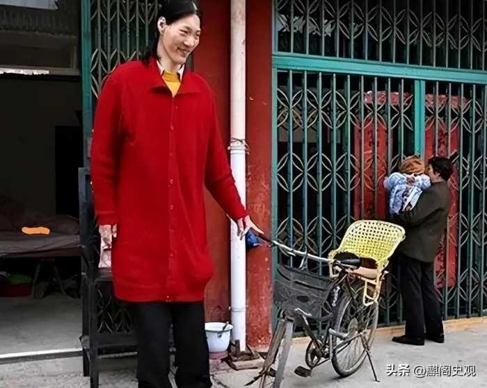 世界第一女巨人来自中国安徽，穿78码的鞋子，一顿饭吃六碗炒面