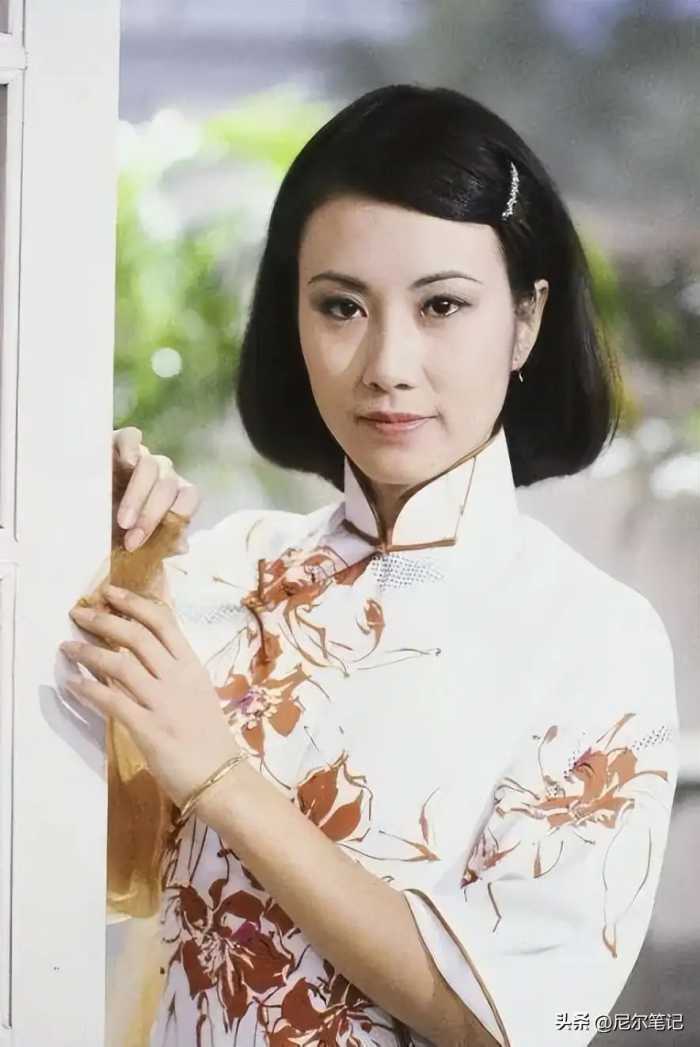 汪明荃情史：力压赵雅芝却一生无子，罗家英疯狂求婚，63岁得二嫁