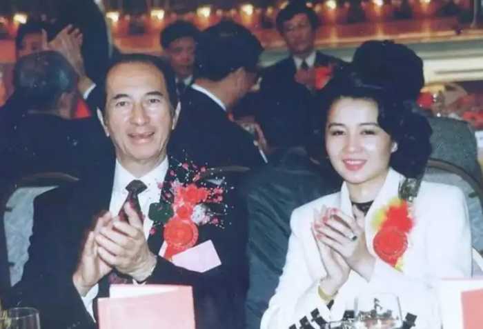 赌王隐瞒30年的儿子“露面”，传言生母是利智，当年发生了什么？