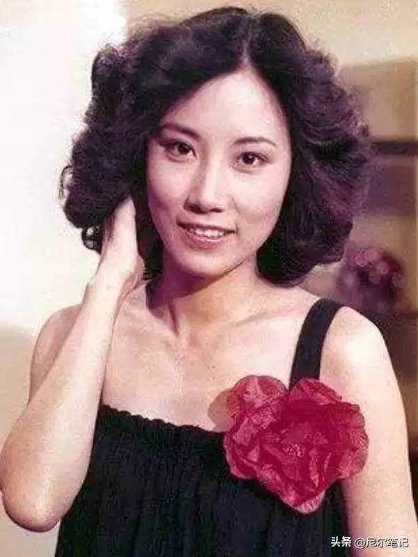 汪明荃情史：力压赵雅芝却一生无子，罗家英疯狂求婚，63岁得二嫁