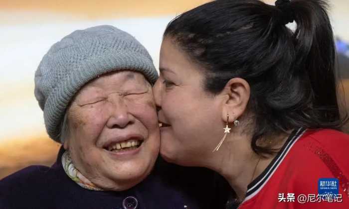 冲上热搜！河南中医在国外偶遇女子昏厥，跪地把脉20分钟点穴急救