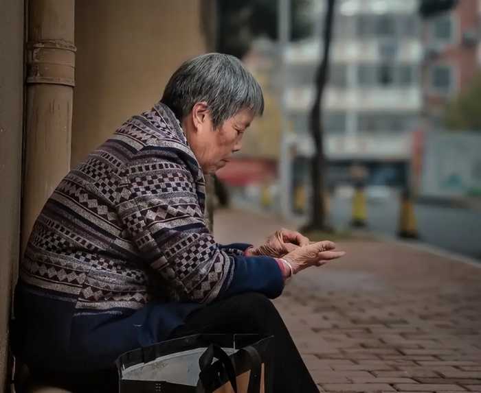 为啥很多老人不爱出门了？老人表示：不是不想出去，而是出门太难