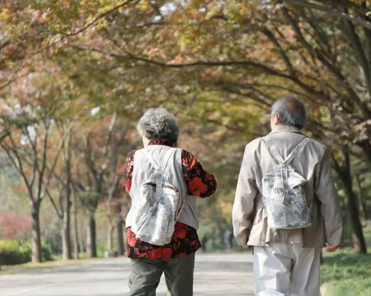 为啥很多老人不爱出门了？老人表示：不是不想出去，而是出门太难