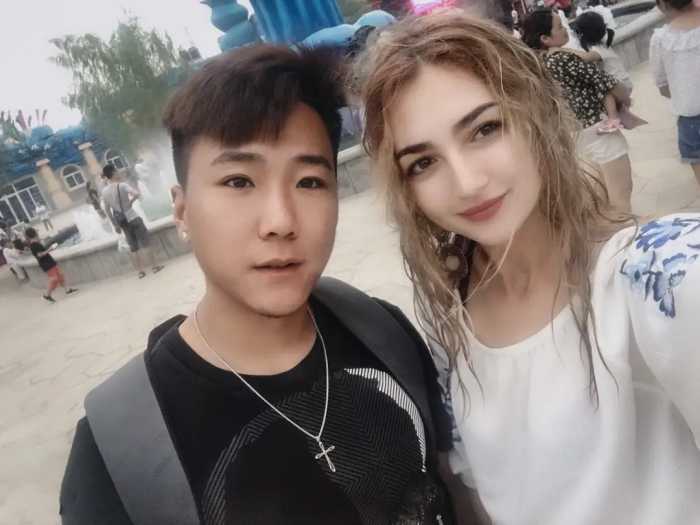 天津小伙娶乌克兰美女，因战火花光所有积蓄，带老丈人一家回中国