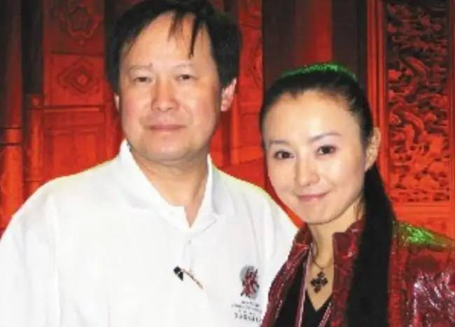 香港豪门“绿帽子”：娶最美打星、娇妻出轨干儿子、衣柜现半裸男