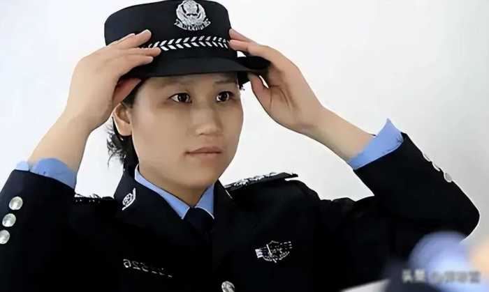 15年前，四川女警揭衣露乳哺育婴儿，四级别的飞跃，如今怎样？