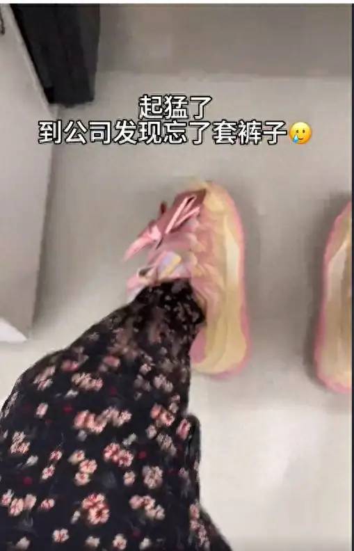 女子真的大胆也不知道遮挡，被一览无余，女子脸红：以后可咋见人