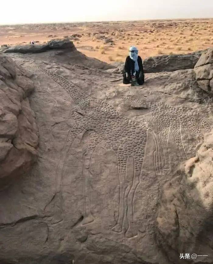 罕见旧照：纳粹将犹太女人衣服扒光，焚尸炉里面伸出一只手