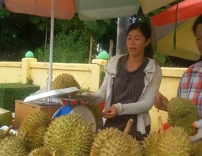 泰国榴莲满大街卖不出去，水果商贩怒斥，就是中国商人造成的！