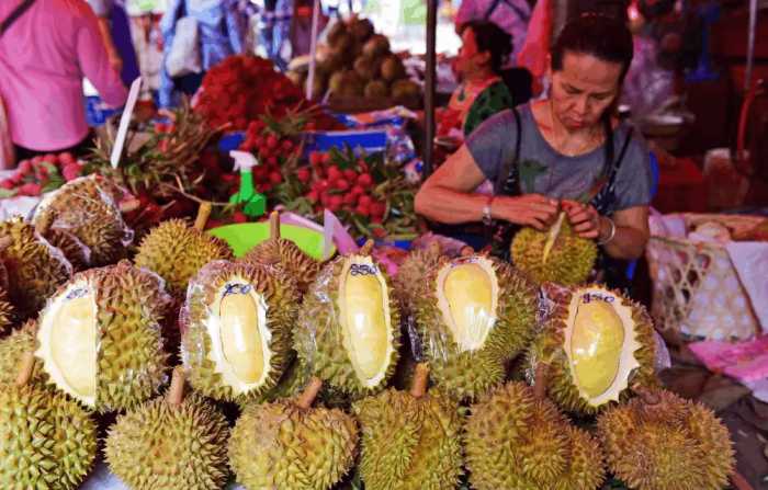 泰国榴莲满大街卖不出去，水果商贩怒斥，就是中国商人造成的！