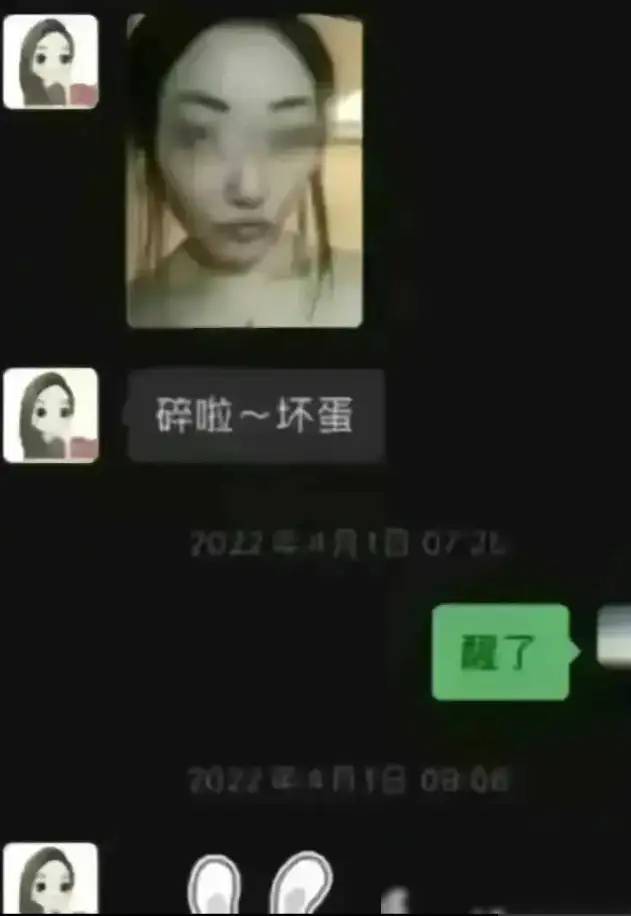 公职人员和一女子偷情的的裸体照片被贴在车上，捉奸照片疯传