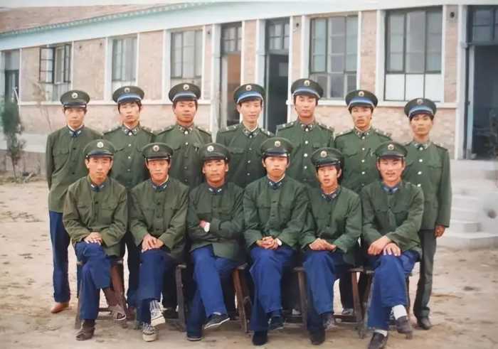 76年男同学说当4年兵就娶她！3年后几位干部登门，她才知他牺牲了