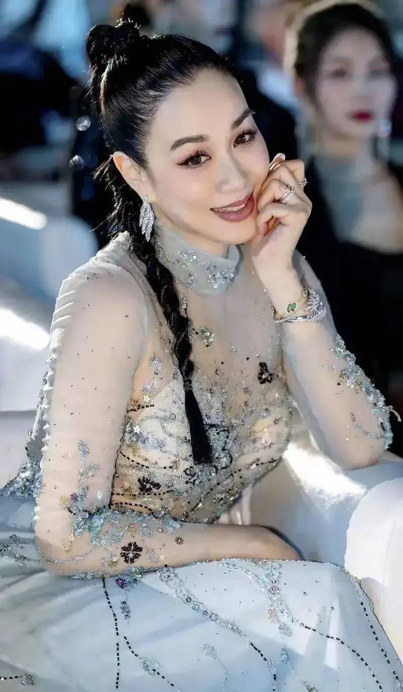 曾当众脱内衣裤子,钟丽缇女儿尺度有多大？和两男浴缸拍照