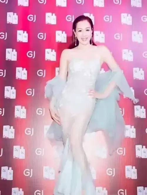 曾当众脱内衣裤子,钟丽缇女儿尺度有多大？和两男浴缸拍照