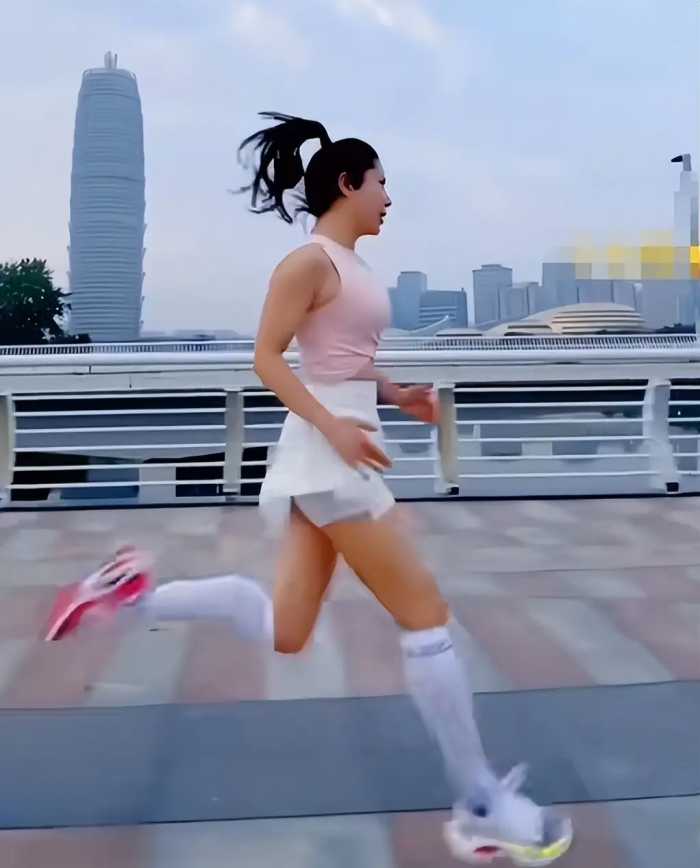 兰州马拉松现“敦煌神女”，河南女子跑出腾云驾雾感觉