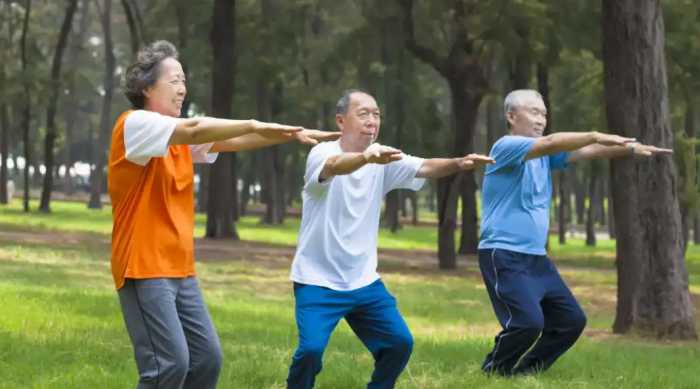 老人身上有一股怪味？建议55岁后，远离3个习惯，老了或没味