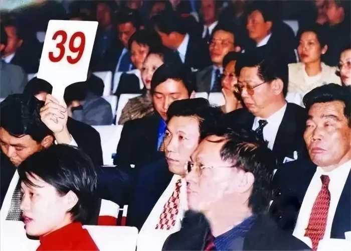 1987年，傻大叔花525万买深圳1块地被嘲笑，谁知创下十个全国第一