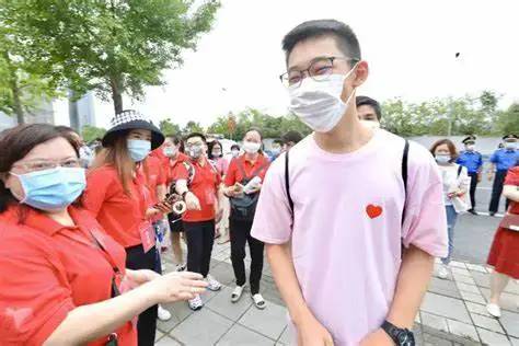 高考作文被指责歧视农村孩子，人工智能根本不会写