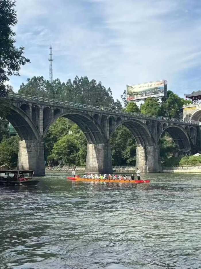 重庆一龙舟训练时侧翻致3人不幸遇难，船上多人未穿救生衣，一死者15岁儿子即将中考，另一死者弟弟今年高考