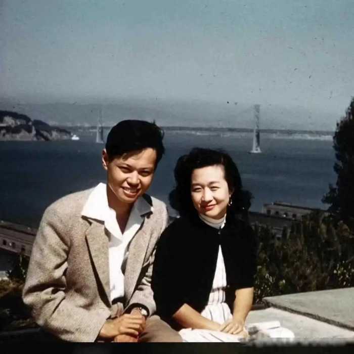 50年，杨振宁未婚妻杜致礼在美国留影，气质不凡，不愧为名将之女