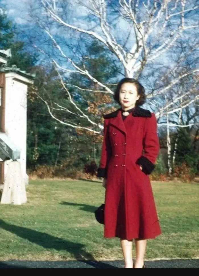 50年，杨振宁未婚妻杜致礼在美国留影，气质不凡，不愧为名将之女