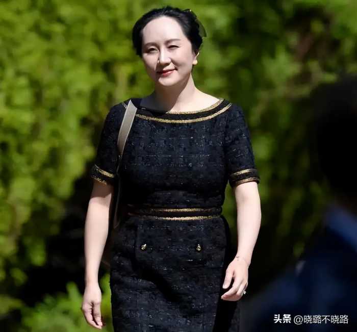 真正见过世面的女人，穿裙不过膝、色不过三，看孟晚舟就知道了