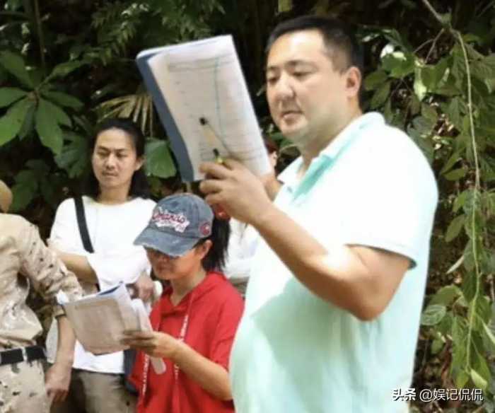 太惊艳！曾黎闪现西安，穿拖鞋南门排队买小吃，蹲地吃饭无人识！