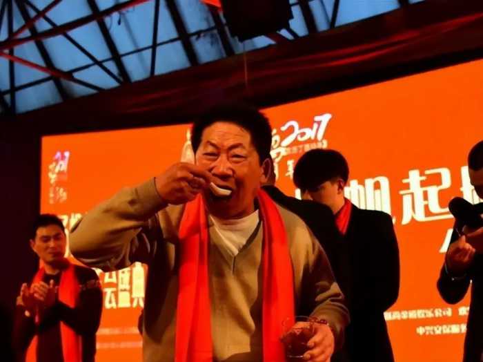 中国“辣王”李永志：5斤辣椒配白酒吃了38年，现在下场令人同情