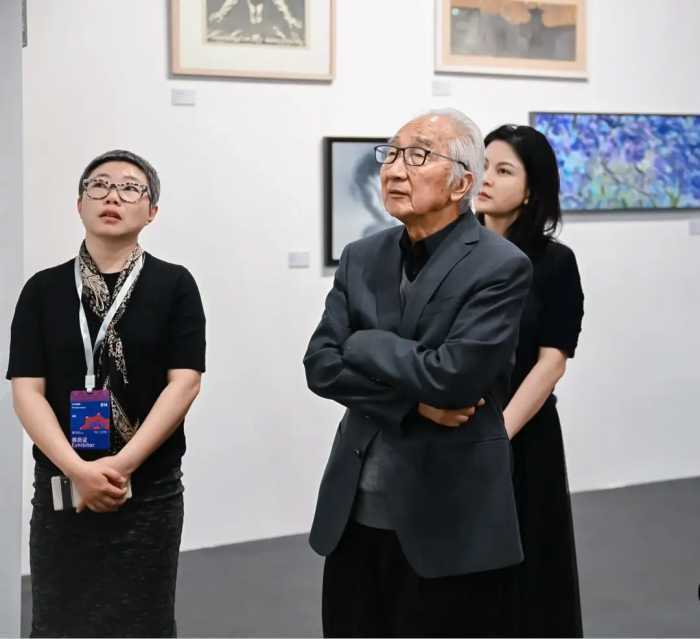 89岁原央美院长靳尚谊携小54岁娇妻看展，全程不需搀扶，精气神好