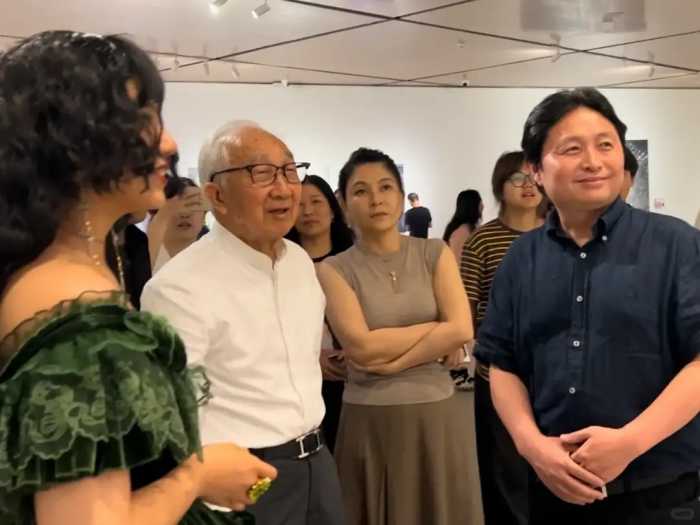 89岁原央美院长靳尚谊携小54岁娇妻看展，全程不需搀扶，精气神好