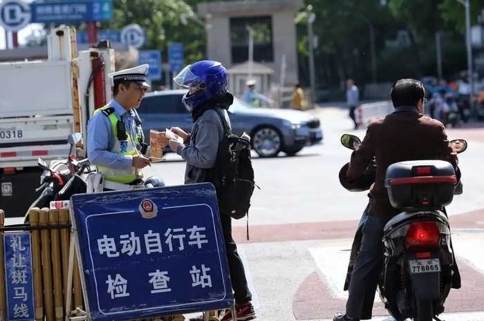 交警满大街严查电动车，为啥不直接查厂家？交通部说出内情！