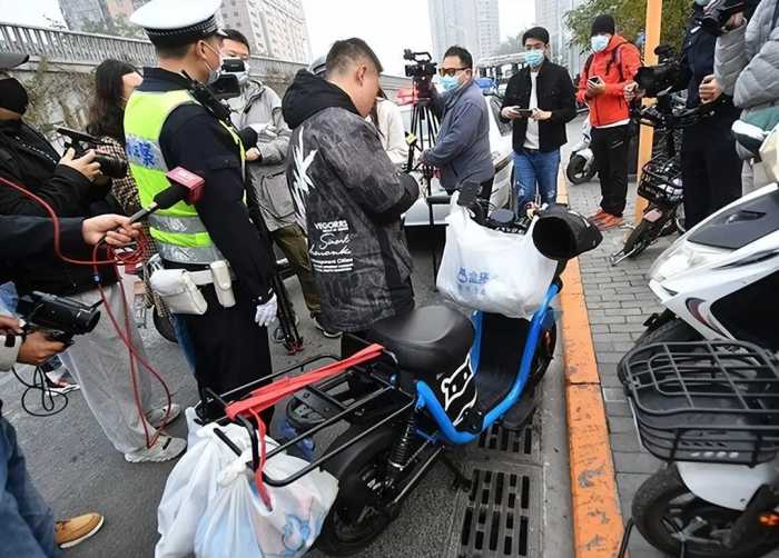 交警满大街严查电动车，为啥不直接查厂家？交通部说出内情！