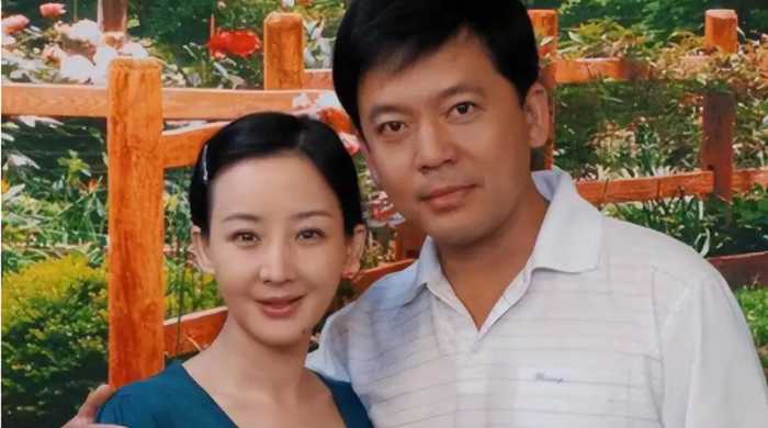 他错过了巩俐，29岁娶初恋为妻，携手相伴30年，这就是最好的爱情