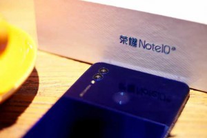 荣耀Note10上手：6.95英寸大屏，镜面设计，视觉效果令人满意