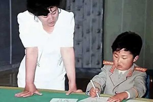 幼年的金正恩和母亲留下的合影，难得一见！